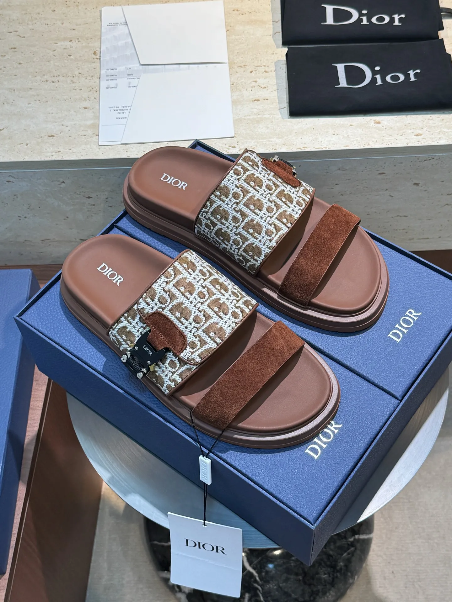 Factory price: 340💰Djia Aqua men's slippers and sandals, Dior's Aqua sandals are elegant and casual. The cross-strap design is reinterpreted in CD Diamond canvas, inspired by the brand's archives. Finished with a branded logo and tonal notch sole, they can be worn easily with shorts or jeans for a sophisticated look. Cowhide spliced ​​canvas + cowhide lining + rubber outsole Size: 39-44 (38 45 customized)